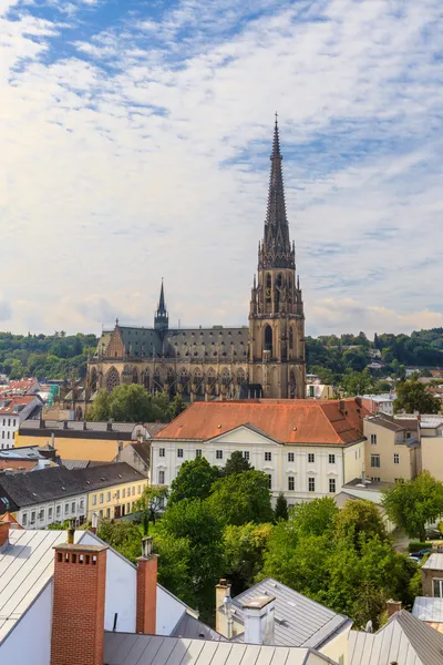 Linz stadsgezicht met nieuwe kathedraal, Oostenrijk — Stockfoto