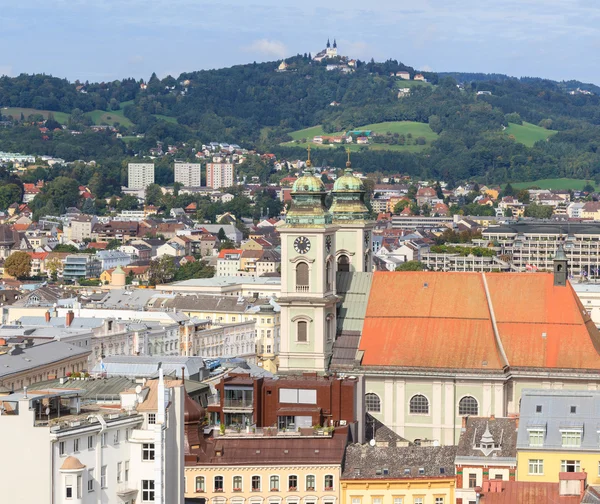 Linz stadsbilden med gamla katedral och poestlingberg, Österrike — Stockfoto