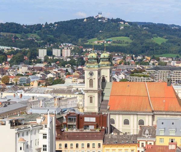 古老的大教堂和 poestlingberg，奥地利的林茨城市风光 图库图片