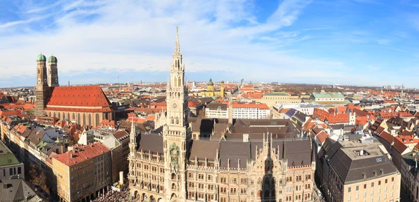 Munique, Prefeitura Gótica e Frauenkirche em Marienplatz, Bavari — Fotografia de Stock