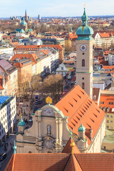 Monachium panoramy starego ratusza, Kościół Ducha Świętego i viktu — Zdjęcie stockowe