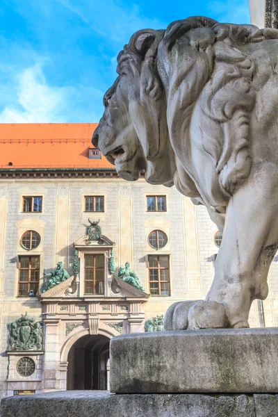 慕尼黑前 feldherrnhalle，巴伐利亚, 的法力亚狮子雕像 — 图库照片