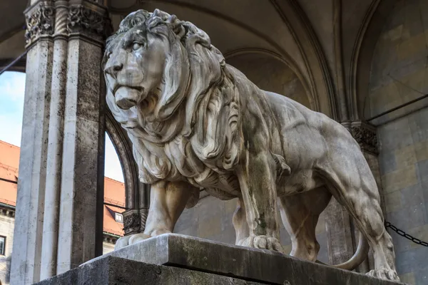 Monaco di Baviera, Statua del Leone Bavarese di fronte a Feldherrnhalle, Baviera — Foto Stock