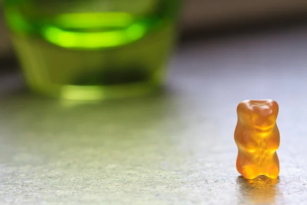 Urso de goma solitário — Fotografia de Stock