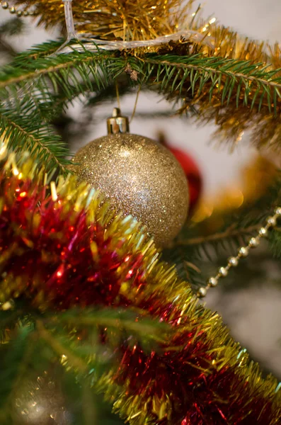 Ornements de Noël sur un arbre de Noël — Photo