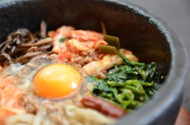 Sıcak taş kase pibimpap