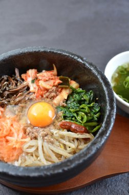 Sıcak taş kase pibimpap