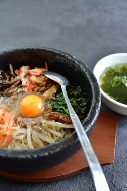 Sıcak taş kase pibimpap