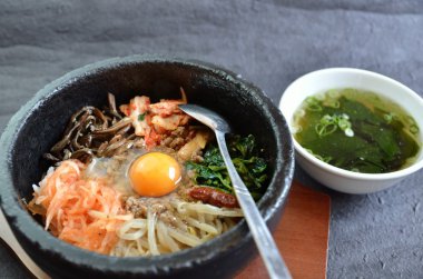 Sıcak taş kase pibimpap