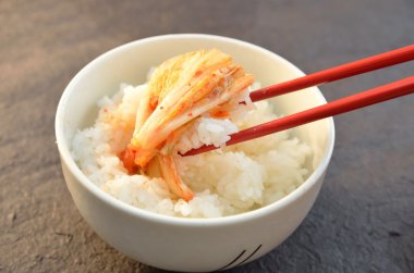 Kimchi ve beyaz pirinç