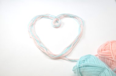 yün iplik ile yapılan kalp