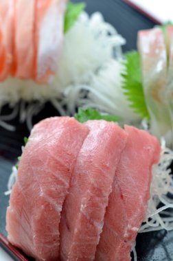 çiğ balık sashimi denilen dilimlenmiş