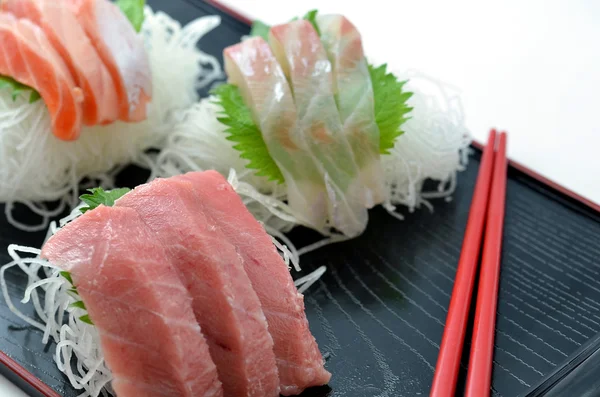 Gesneden rauwe vis sashimi genoemd — Stockfoto