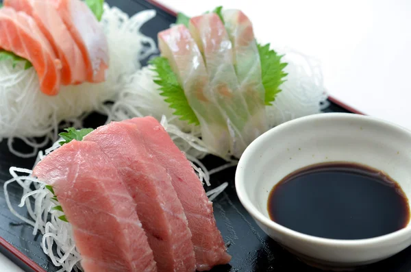 Peixe cru fatiado chamado Sashimi — Fotografia de Stock