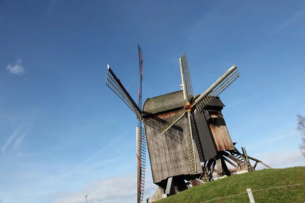 Moulin à vent sur le terrain — Photo