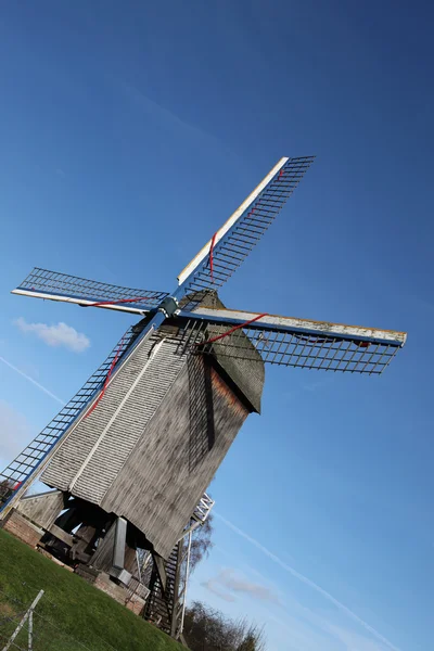 Moulin à vent sur le terrain — Photo