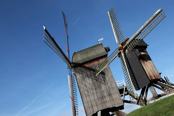 Mulino a vento sul campo — Foto Stock