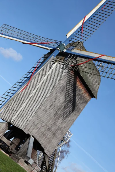 Windmolen op het veld — Stockfoto