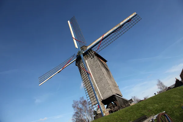 Moulin à vent sur le terrain — Photo