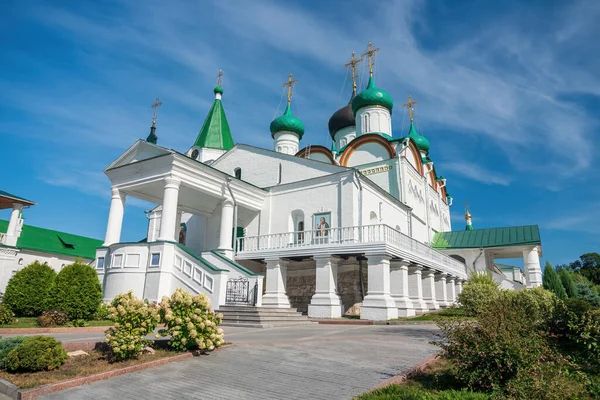 De vijf koepelvormige Hemelvaart kathedraal in Nizjni Novgorod, Rusland. — Stockfoto