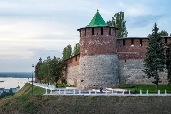 Kremlin in Nizjni Novgorod in de zomer bij zonsondergang, Rusland. — Stockfoto