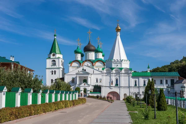 Klooster Pechersk in de zomer, Nizjni Novgorod, Rusland. — Stockfoto