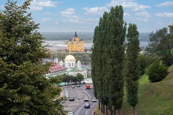 Zicht op de Pokhvalinsky Exit Street en de kathedraal van de Heilige Prins Alexander Nevsky, Nizjni Novgorod, Rusland. — Stockfoto
