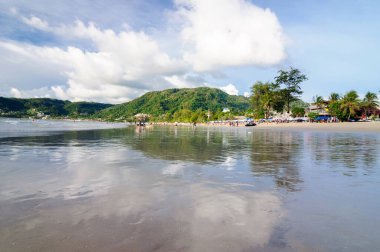 Andaman Denizi kıyısında gelgit var..