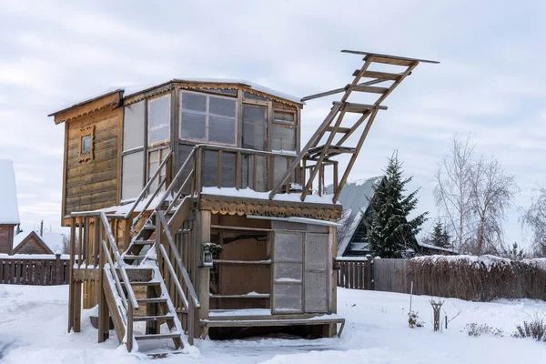 Köyde eski bir güvercin..