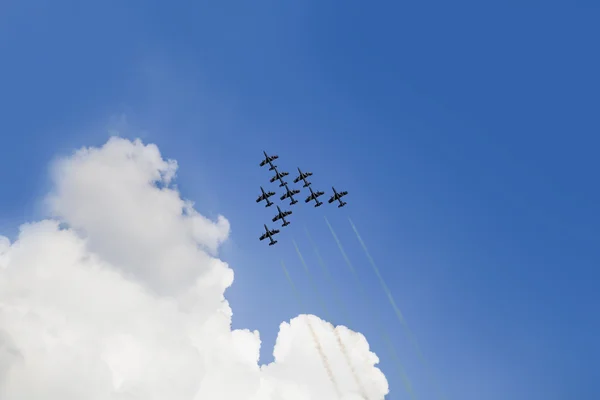 Nove aviões no céu — Fotografia de Stock
