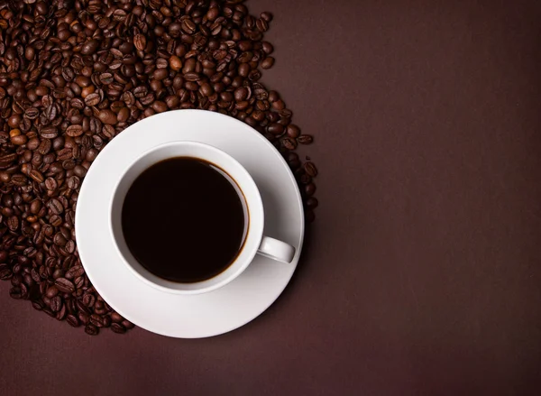 The cup of coffee and beans — Stock Photo, Image