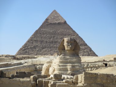 Sfenks ve piramit