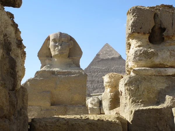 Sfenks ve piramit