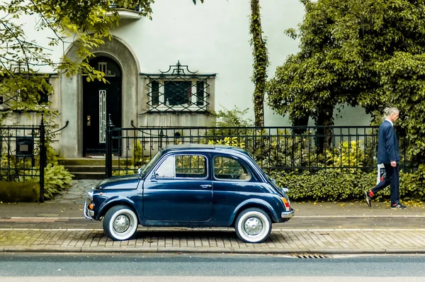 Um carro e um homem — Fotografia de Stock