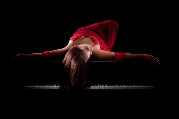 Pianino va qiz (erotik fotosurat)