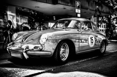 yaşlı porsche 911 tonda yorum