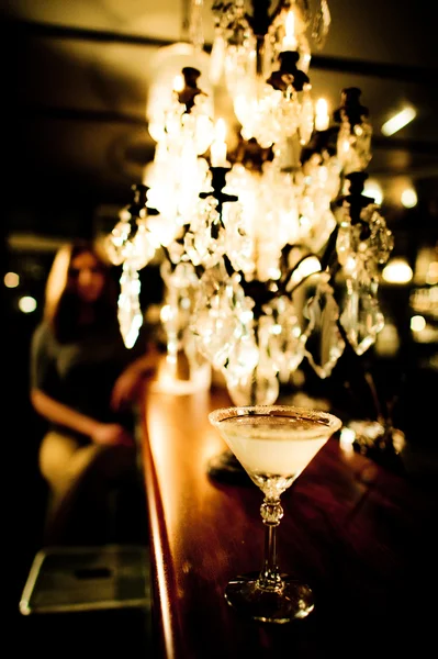 Una taza de martini en el bar — Foto de Stock
