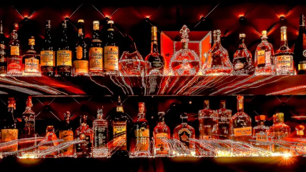 Flessen voor sterke drank en likeur in de bar Rechtenvrije Stockafbeeldingen