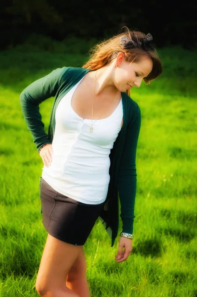 Bella ragazza sexy in piedi in erba — Foto Stock