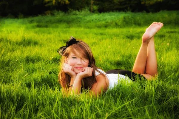 Piękna sexy dziewczyna leżące w trawie — Zdjęcie stockowe