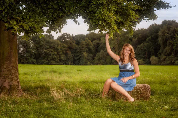 Bellezza giovane donna — Foto Stock