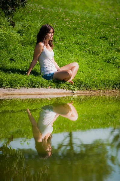 Giovane donna godendo il calore dell'estate in un parco — Foto Stock