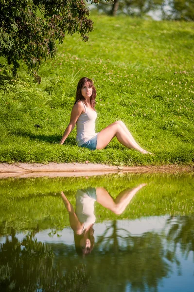 O tânără se bucură de căldura verii într-un parc — Fotografie, imagine de stoc