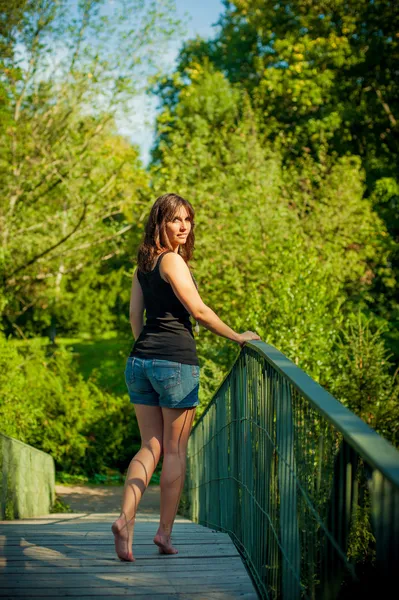 公園での夏の暖かさを楽しむ若い女性 — ストック写真