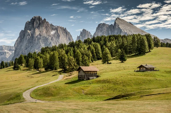 Wooden houses in mountains — Stock Photo, Image