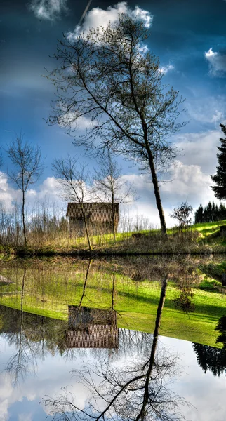 Hut weerspiegelen in lake Stockfoto