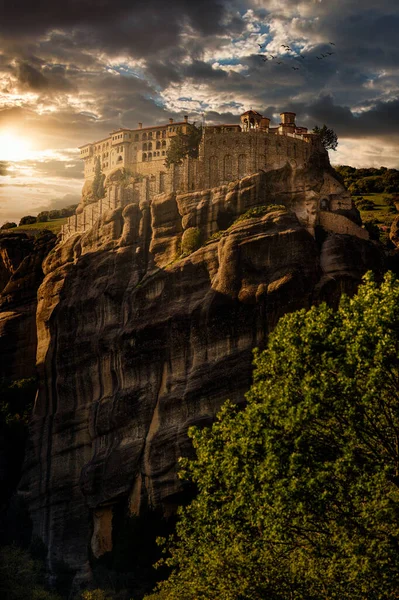 Een Klooster Van Meteora Griekenland Mystiek Licht Rechtenvrije Stockafbeeldingen