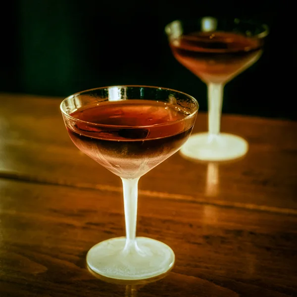 Manhatten Cocktail Reflekterar Spegeln Bakom — Stockfoto