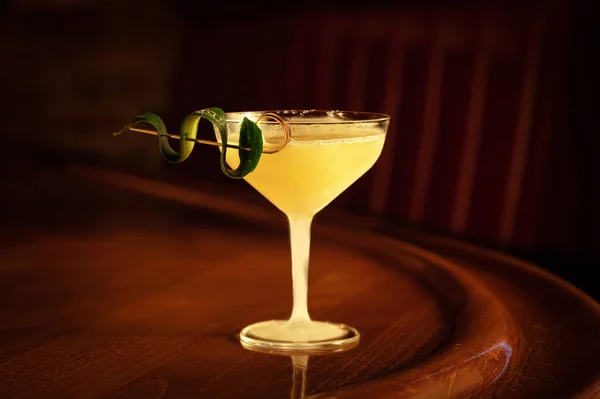 Cocktail Versierd Met Een Komkommer Huid Houten Bar Sfeer Stockfoto