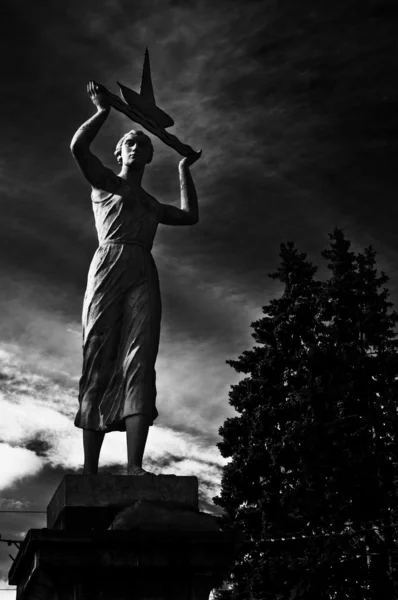 동상 (보트와 여성) — 스톡 사진